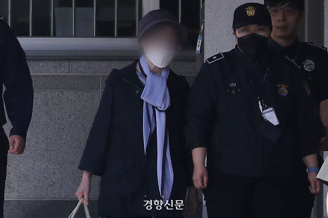 통장 잔고 증명서 위조 혐의 등으로 2023년 7월 징역 1년을 선고받고 복역 중이던 윤석열 대통령의 장모 최은순씨가 지난해 5월14일 가석방돼 서울동부구치소를 나서고 있다. 한수빈 기자