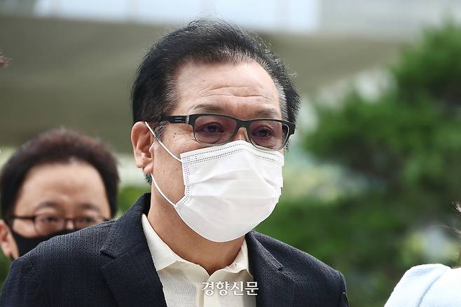 김건희 여사의 ‘통일교 청탁 의혹’ 당사자로 알려진 ‘건진법사’ 전성배씨가 지난 18일 오전 서울 종로구에 마련된 김건희 특검팀(특별검사 민중기) 사무실로 조사를 받기 위해 출석하고 있다. 정효진 기자