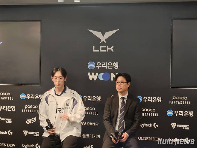 ‘스폰지’ 배영준과 김상수 감독이 22일 서울 종로구 LCK 아레나에서 열린 ‘2025 LCK’ 정규시즌 5라운드 디플러스 기아와 경기가 끝난 뒤 기자회견에 참석하고 있다. 송한석 기자