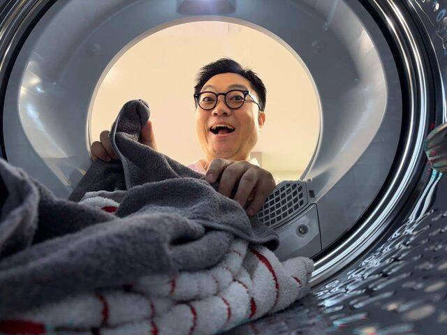 유튜브 ‘세탁설’을 운영하는 설재원씨가 지난 6일 경기도 화성시 한 스튜디오에서 국민일보를 만나 포즈를 취하고 있다. 그는 “세탁에는 변수가 많다 보니 원리를 이해하는 게 훨씬 중요하다”며 “시청자가 ‘나에게 맞는 세탁’을 찾아갈 수 있도록 돕고 있다”고 강조했다. 화성=이한형 기자