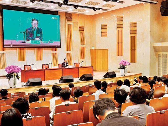 전용호 총신대 구약학 교수가 21일 서울 서초구 백석대 백석아트홀에서 열린 한국복음주의구약신학회 학술발표회에서 역대기를 어떻게 설교할지를 소개하고 있다.