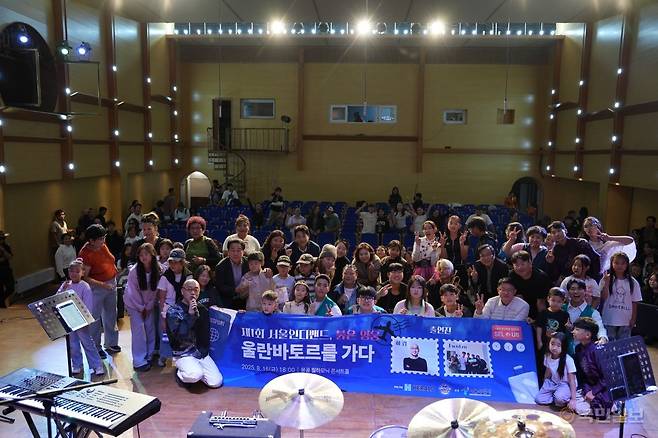 몽골 국립필하모닉하우스 공연을 마친 뒤, 현지 관객들과 함께 기념사진을 찍는 트웰브와 하림. 공연은 양국 청년 음악 교류의 장으로 큰 의미를 남겼다.