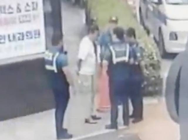 담배꽁초를 버리다 경찰에 붙잡힌 수배자. 연합뉴스