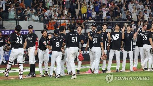 승리한 kt 선수들이 기뻐하고 있다. / 사진=연합뉴스