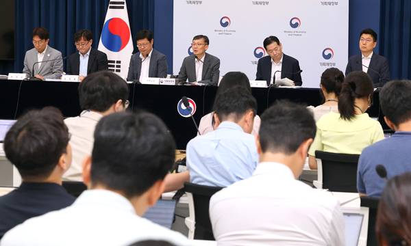 ▲ 기획재정부 박금철 세제실장(오른쪽 세 번째)이 7월29일 정부세종청사 민원동 브리핑실에서 2025 세제 개편안 상세 브리핑을 하고 있다. ⓒ연합뉴스