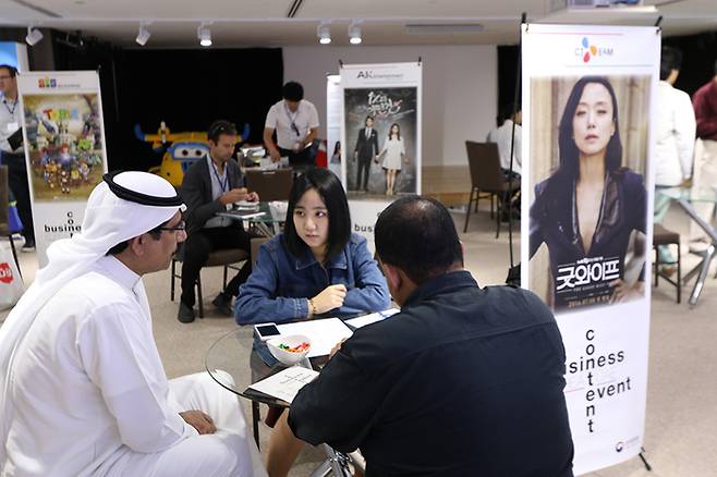 한 아랍인 바이어가 한국 콘텐츠에 관심을 갖고 담당자와 상담하고 있다 /사진=국제문화홍보정책