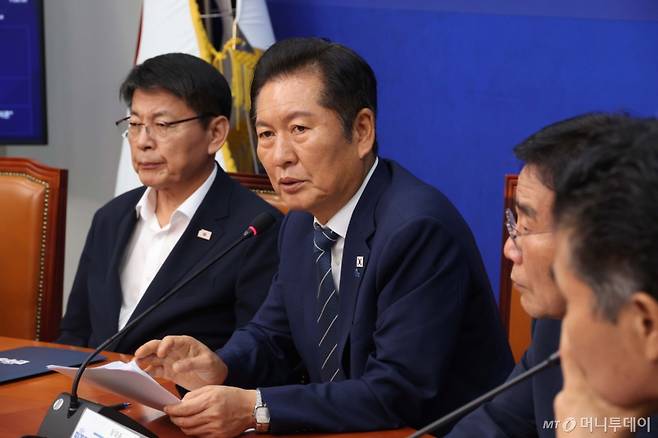 [서울=뉴시스] 조성봉 기자 = 정청래 더불어민주당 대표가 21일 오후 서울 여의도 국회에서 열린 호남발전특별위원회 출범식에서 발언을 하고 있다. 왼쪽은 서삼석 호남발전특위 위원장. 2025.08.21. suncho21@newsis.com /사진=조성봉