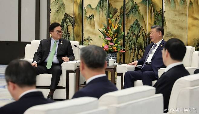 (서울=뉴스1) = 우원식 국회의장이 7일 중국 헤이룽장성 하얼빈시 타이양다오 호텔에서 시진핑 국가주석과 면담하고 있다. (국회의장실 제공) 2025.2.7/뉴스1  Copyright (C) 뉴스1. All rights reserved. 무단 전재 및 재배포,  AI학습 이용 금지. /사진=(서울=뉴스1)