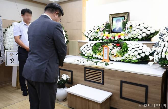 (서울=뉴스1) = 윤호중 행정안전부 장관이 21일 이태원 참사 당시 현장에 출동했던 소방대원 A씨의 빈소가 마련된 경기도 안양시 한 장례식장을 찾아 조문하고 있다. (행정안전부 제공. 재판매 및 DB금지) 2025.8.21/뉴스1  Copyright (C) 뉴스1. All rights reserved. 무단 전재 및 재배포,  AI학습 이용 금지. /사진=(서울=뉴스1)