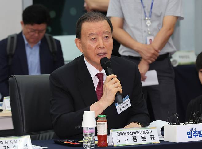 홍문표 한국농수산식품유통공사(aT) 사장을 포함한 임원 11명 중 8명이 외부 출신 인물인 것으로 나타났다.  /사진=뉴시스