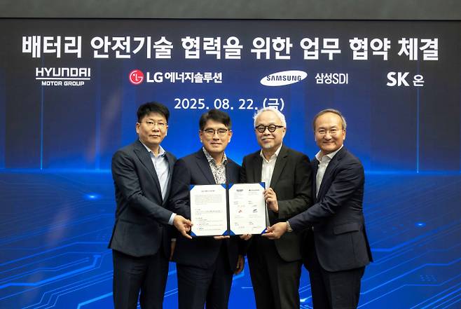 현대차·기아가 전기차 배터리 제조업체 LG엔솔·삼성SDI·SK온과 안전한 전기차 생산 및 신뢰할 수 있는 지속가능 배터리 개발을 위해 협약을 체결했다. 사진은 이날 협약식에 참석했던 김동명(왼쪽부터) LG엔솔 사장, 양희원 현대차·기아 R&D본부 사장, 최주선 삼성SDI 사장, 이석희 SK온 사장. /사진=현대차그룹