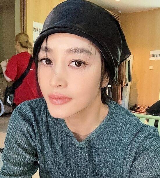 배우 김혜수가 두건을 패션 아이템으로 승화했다. / 김혜수 인스타그램