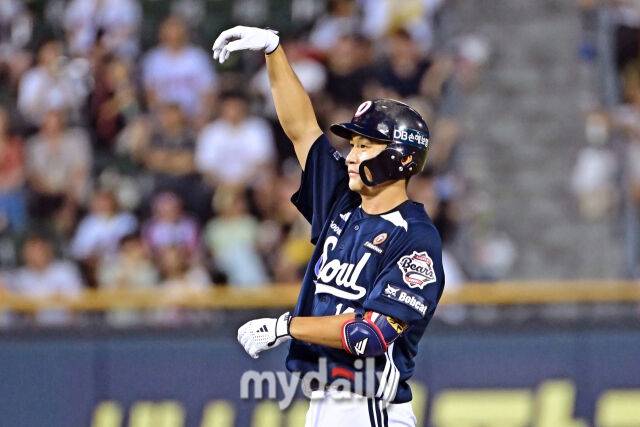 5일 서울 잠실야구장에서 열린 '2025 신한 SOL BANK KBO리그' 두산 베어스와 LG 트윈스 경기. 두산 박계범이 4회초 2사 2루에 1타점 적시 2루타를 친 후 기뻐하고 있다./마이데일리