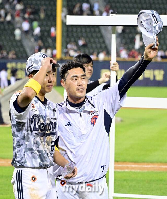 2025년 6월 5일 오후 서울 잠실구장에서 진행된 '2025 신한 SOL뱅크 KBO 리그' KIA 타이거즈와 두산 베어스의 경기. 두산 김민석이 연장 10회말 2사 1.2루서 끝내기 안타로 2-1 승리를 한 뒤 조성환 감독대행과 함께 팬들에게 인사하고 있다./마이데일리