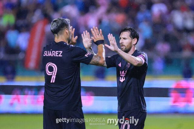 친밀한 관계를 유지하고 있는 수아레스와 메시. /게티이미지코리아