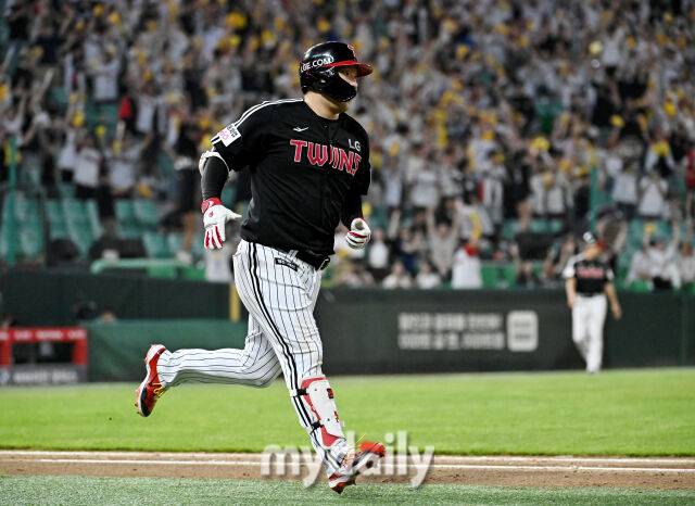 17일 오후 이넌광역시 문학동 인천SSG랜더스필드에서 진행된 '2025 프로야구 KBO리그' SSG랜더스와 LG트윈스의 경기. LG 문보경이 6회초 솔로홈런을 터뜨린 뒤 베이스를 돌고 있다./마이데일리
