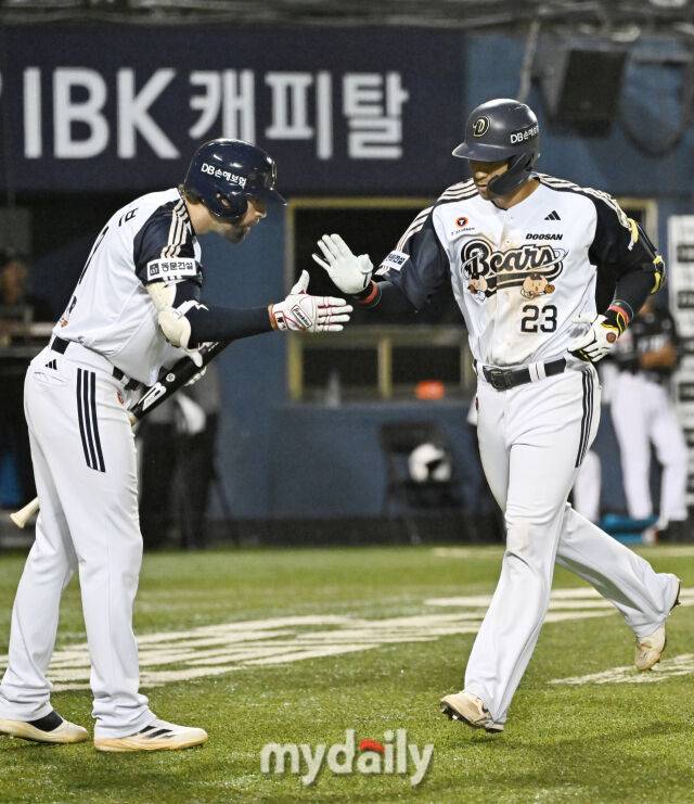 22일 오후 서울 잠실야구장에서 진행된 '2025 프로야구 KBO리그' 두산베어스와 KT위즈의 경기. 두산 강승호가 5회말 솔로홈런을 터뜨린 뒤 케이브와 환호하고 있다./잠실 = 송일섭 기자