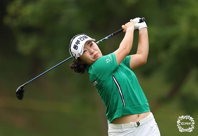 가을 여왕 김수지가 한국여자프로골프(KLPGA) 투어 BC카드·한경 레이디스컵 1라운드 12번홀에서 티샷을 하고 있다.    [KLPGA 제공]