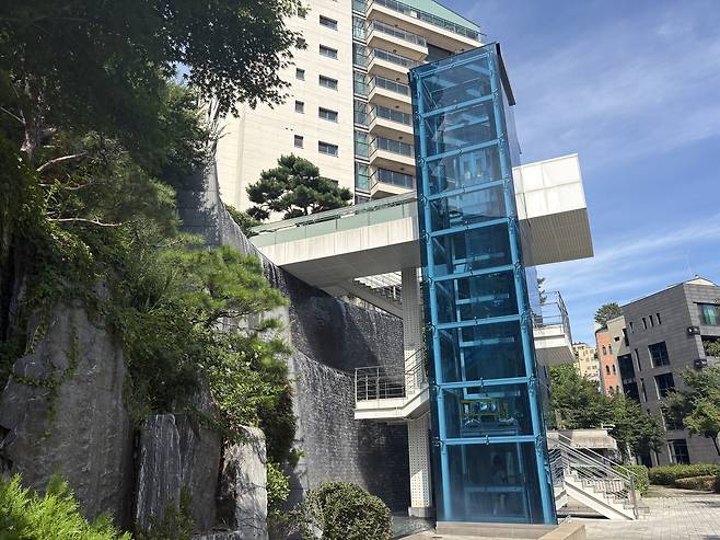 한남 더힐 단지 내 진입을 위한 앨리베이터. 카드를 찍어야지만 작동한다. 정주원 기자