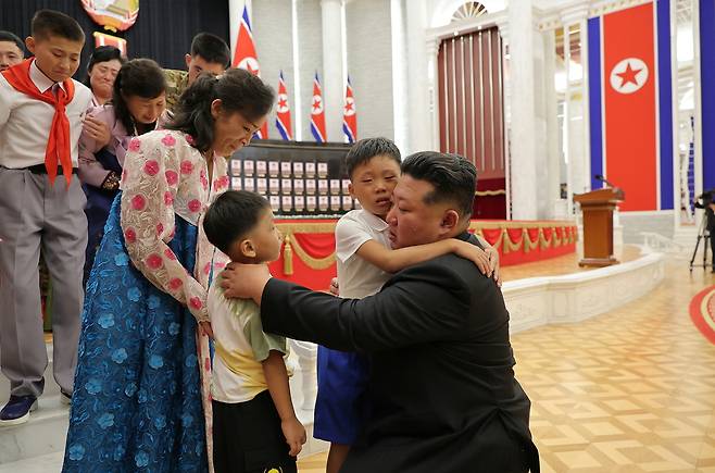 북한이 노동당 기관지 노동신문은 인민군 해외작전부대 지휘관, 전투원들에 대한 국가표창수여식이 당중앙위원회 본부청사에서 진행됐다며 김정은 국무위원장이 참석했다고 22일 보도했다. [평양 노동신문=뉴스1]