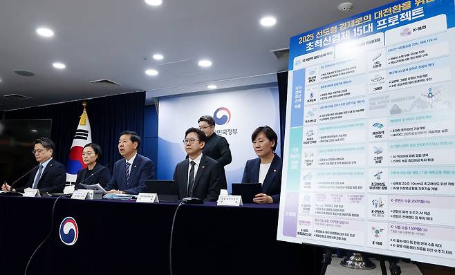 구윤철 경제부총리 겸 기획재정부 장관이 22일 정부서울청사에서 열린 새정부 경제성장전략 관계부처 합동 브리핑에서 발언하고 있다. 왼쪽부터 문신학 산업통상자원부 1차관, 한성숙 중소벤처기업부 장관, 구 부총리, 배경훈 과학기술정보통신부 장관, 송미령 농림축산식품부 장관. [연합]