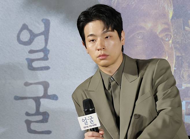 배우 박정민이 22일 서울 광진구 롯데시네마 건대입구점에서 열린 영화 ‘얼굴’ 제작보고회에서 질문을 듣고 있다. [연합]