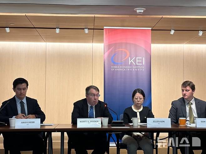 [워싱턴=뉴시스]이윤희 특파원 = 한미경제연구소(KEI)가 21일(현지 시간) 미국 워싱턴DC 사무실에서 한미 정상회담 관련 언론 간담회를 진행하고 있다. 왼쪽부터 아리우스 데어 커뮤니케이션 국장, 스콧 스나이더 소장, 앨런 김 학술프로그램 국장, 톰 라미지 경제정책 애널리스트. 2025.08.22.