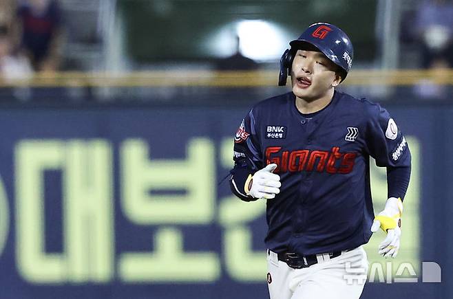 [서울=뉴시스] 최진석 기자 = 21일 서울 송파구 잠실야구장에서 열린 프로야구 '2025 신한 SOL 뱅크 KBO리그' 롯데 자이언츠와 LG 트윈스의 경기, 4회초 무사 상황 롯데 이호준이 솔로홈런을 날린 후 베이스를 돌고 있다. 2025.08.21. myjs@newsis.com