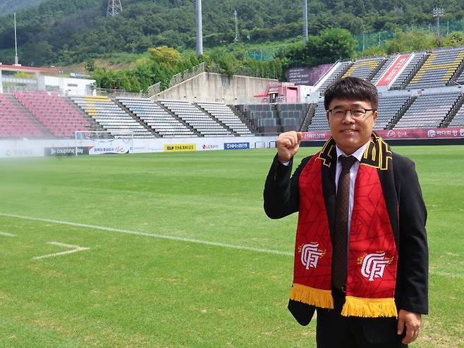 [서울=뉴시스]  프로축구 K리그2 경남FC의 이흥실 신임 대표이사. (사진=경남FC 제공) *재판매 및 DB 금지