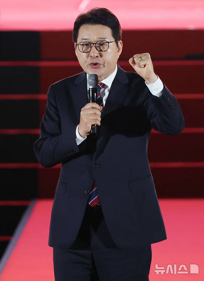 [청주=뉴시스] 고승민 기자 = 신동욱 국민의힘 최고위원 후보가 22일 오후 충북 청주 오스코에서 열린 국민의힘 제6차 전당대회에서 비전발표를 하고 있다. (공동취재) 2025.08.22. photo@newsis.com