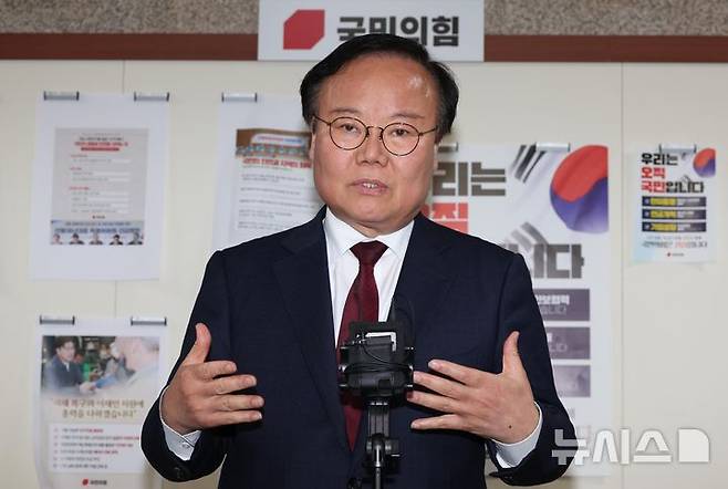 [서울=뉴시스] 조성봉 기자 = 김문수 국민의힘 대선후보 측 김재원 비서실장이 10일 오후 서울 여의도 국회에서 '김문수-한덕수 대선후보 측 단일화 협상'을 마치고 취재진의 질문에 답변하고 있다. 2025.05.10. suncho21@newsis.com