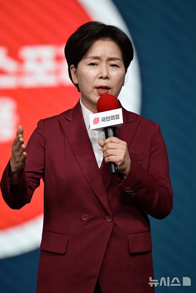[서울=뉴시스] 국회사진기자단 = 양향자 국민의힘 경선 후보가 18일 오후 서울 강서구 ASSA아트홀에서 열린 국민의힘 '제21대 대통령후보자 1차 경선 비전대회'에서 비전을 발표하고 있다. 2025.04.18. photo@newsis.com