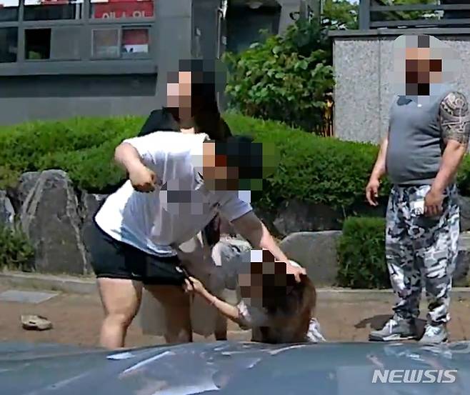 [인천=뉴시스] 지난 2023년 5월20일 오전 전직 보디빌더가 인천 남동구 논현동의 한 아파트 상가주차장에서 이중주차한 차량을 빼달라고 요구한 30대 여성을 폭행하고 있다. (사진=뉴시스 DB). photo@newsis.com