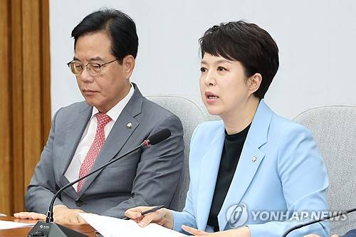 국민의힘 김은혜 원내정책수석부대표 (서울=연합뉴스) 김주성 기자 = 국민의힘 김은혜 원내정책수석부대표(오른쪽)가 지난 6월 20일 서울 여의도 국회에서 열린 원내대책회의에서 발언하고 있다. 2025.6.20 utzza@yna.co.kr