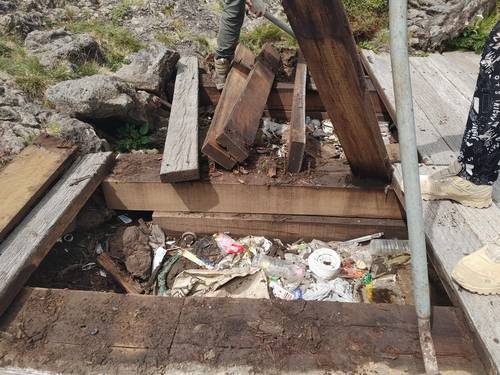 한라산 정상 나무데크 아래서 나온 쓰레기들 [한라산국립공원관리소 제공. 연합뉴스]