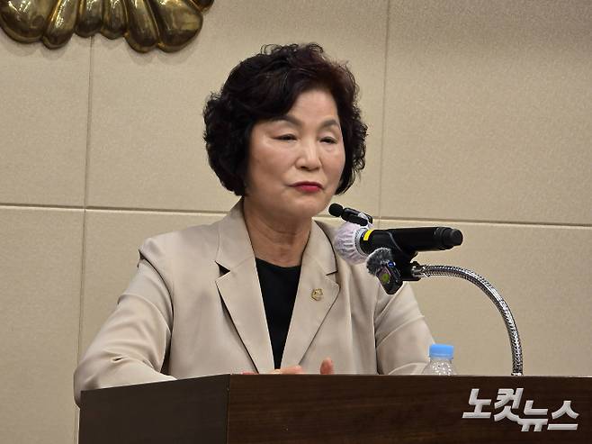 이영란 의원이 기자회견에서 설명하고 있다. 고영호 기자