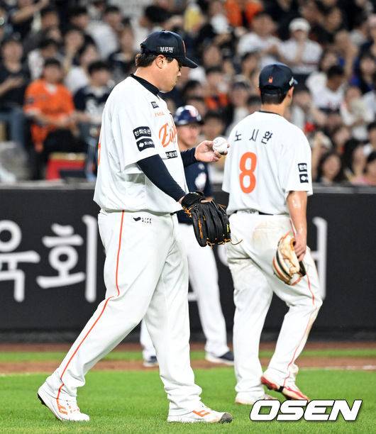 [OSEN=대전, 이대선 기자] 21일 오후 대전 한화생명볼파크에서 2025 신한 SOL Bank KBO리그 한화 이글스와 두산 베어스의 경기가 열렸다.한화는 류현진, 두산은 콜어빈을 선발로 내세웠다.7회초 무사 1,2루에서 두산 안재석에게 번트 안타를 허용한 한화 류현진이 아쉬워하고 있다. 2025.08.21 /sunday@osen.co.kr