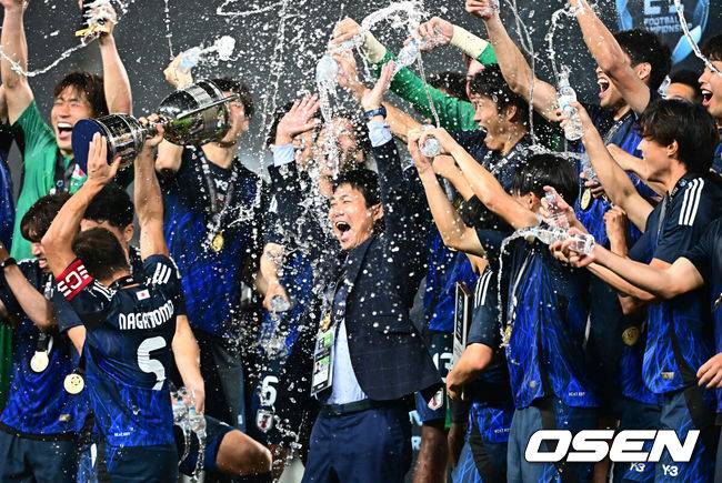 [OSEN=용인, 지형준 기자] 대굴욕이다. 한국축구가 일본에 사상 첫 3연패를 당했다.&nbsp;홍명보 감독이 이끄는 남자축구대표팀은 15일 오후 7시 24분 용인 미르스타디움에서 개최되는 2025 동아시아축구연맹(EAFF) E-1 챔피언십(동아시안컵) 3차전에서 숙적 일본에게 0-1로 패해 우승컵 탈환에 실패했다.&nbsp;대회 3승의 일본이 통산 세 번째 우승을 달성했다. 일본은 안방의 한국을 누르고 대회 2연패까지 가져갔다. 한국은 여전히 5회 우승으로 최다우승이지만 2개 대회 연속 일본에 밀렸다.&nbsp;경기를 마치고 일본 모리야스 하지메 감독이 선수들과 우승을 기뻐하고 있다. 2025.07.15 / jpnews@osen.co.kr