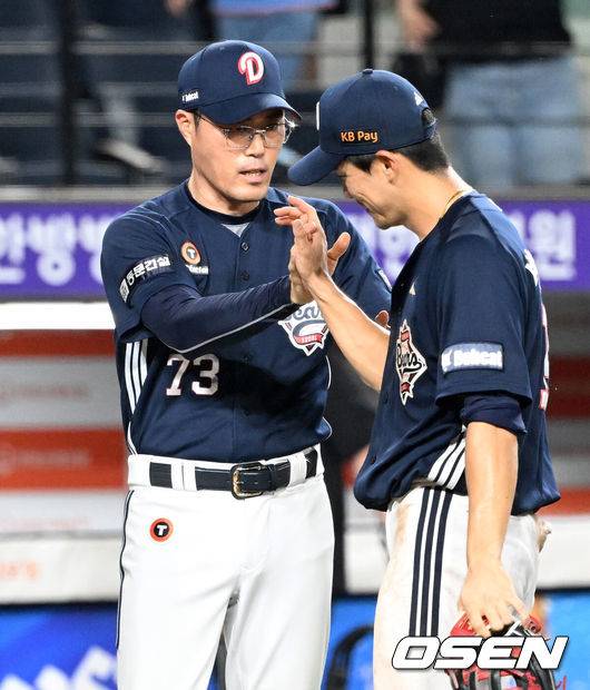 [OSEN=대전, 이대선 기자] 프로야구 두산 베어스가 박계범의 깜짝 만루 홈런으로 7연승을 질주했다. 류현진을 내고도 패한 한화 이글스는 시즌 팀 최다 5연패 충격에 빠졌다.&nbsp;두산은 21일 대전 한화생명볼파크에서 열린 2025 신한 SOL Bank KBO리그 한화와의 원정경기를 6-3으로&nbsp;승리했다.&nbsp;경기 종료 후 두산 조성환 감독대행이 박계범과 승리의 기쁨을 나누고 있다. 2025.08.21 /sunday@osen.co.kr