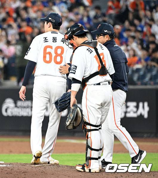 [OSEN=대전, 이대선 기자] 20일 오후 대전 한화생명볼파크에서 2025 신한 SOL Bank KBO리그 한화 이글스와 두산 베어스의 경기가 열렸다.한화는 조동욱, 두산은 곽빈을 선발로 내세웠다.3회초 1사 2,3루에서 한화 조동욱이 마운드를 내려가고 있다. 2025.08.20 /sunday@osen.co.kr