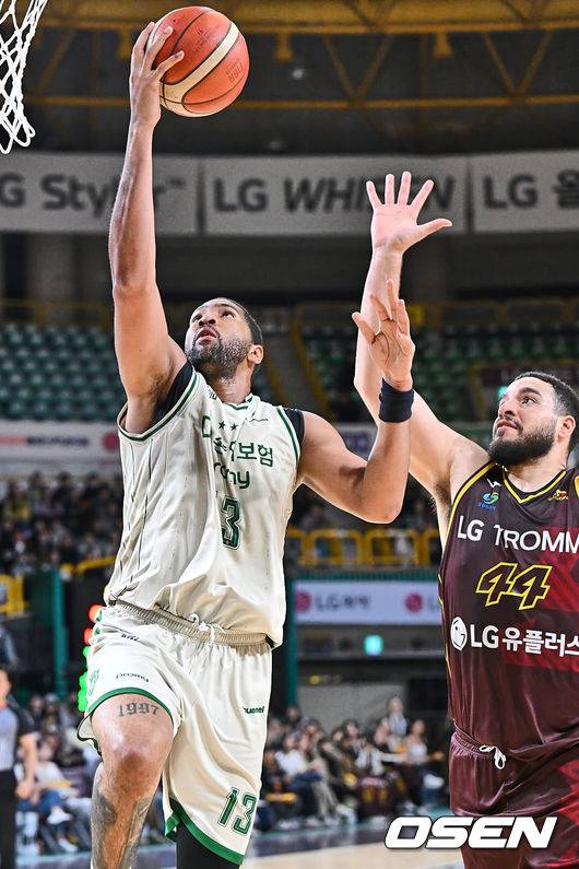 [OSEN=창원, 이석우 기자] 6일 창원 체육관에서 2023-2024 정관장 프로농구 창원 LG와 원주 DB의 경기가 열렸다.  원주 DB 디드릭 로슨이 창원 LG 조쉬 이바라의 마크를 피해 골밑슛을 시도하고 있다. 2024.02.06 / foto0307@osen.co.kr