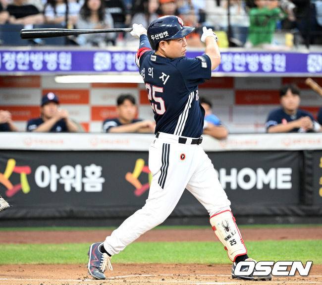 [OSEN=대전, 이대선 기자] 21일 오후 대전 한화생명볼파크에서 2025 신한 SOL Bank KBO리그 한화 이글스와 두산 베어스의 경기가 열렸다.한화는 류현진, 두산은 콜어빈을 선발로 내세웠다.2회초 무사에서 두산 양의지가 중전 안타를 치고 있다. 2025.08.21 /sunday@osen.co.kr