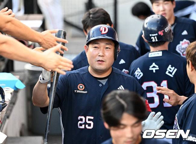 [OSEN=대전, 이대선 기자] 19일 오후 대전 한화생명볼파크에서 2025 신한 SOL Bank KBO리그 한화 이글스와 두산 베어스의 경기가 열렸다.한화는 와이스, 두산은 콜어빈을 선발로 내세웠다.1회초 1사 1,3루에서 두산 양의지가 희생플라이를 치고 더그아웃에서 환호하고 있다.  2025.08.19 /sunday@osen.co.kr