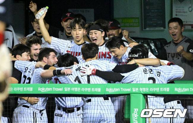 [OSEN=잠실, 최규한 기자] 21일 서울 잠실야구장에서 ‘2025 신한 SOL Bank KBO리그’ LG 트윈스와 롯데 자이언츠의 경기가 열렸다.홈팀 LG는 요니 치리노스, 방문팀 롯데는 이민석을 선발로 내세웠다.7회말 무사 LG 문보경이 동점 좌월 솔로포를 날리고 홈을 밟은 뒤 동료들과 기뻐하고 있다. 2025.08.21 / dreamer@osen.co.kr