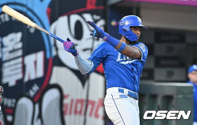 [OSEN=부산, 이석우 기자] 16일 부산 사직야구장에서 2025 신한 SOL 뱅크 KBO 리그 롯데 자이언츠와 삼성 라이온즈의 경기가 열렸다. 홈팀 롯데는 박세웅이, 방문팀 삼성은 최원태가 선발 출전했다.삼성 라이온즈 디아즈가 3회초 무사 2,3루 우익수 오른쪽 2타점 안타를 치고 있다. 2025.08.16 / foto0307@osen.co.kr