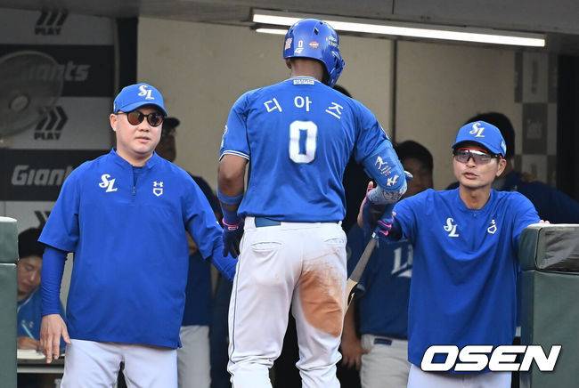 [OSEN=부산, 이석우 기자] 15일 부산 사직야구장에서 2025 신한 SOL 뱅크 KBO 리그 롯데 자이언츠와 삼성 라이온즈의 경기가 열렸다. 홈팀 롯데는 이민석이, 방문팀 삼성은 가라비토가 선발 출전했다.삼성 라이온즈 박진만 감독이 2회초 1사 만루 우익수 희생 플라이로 1타점을 올린 디아즈를 환영하고 있다. 2025.08.15 / foto0307@osen.co.kr