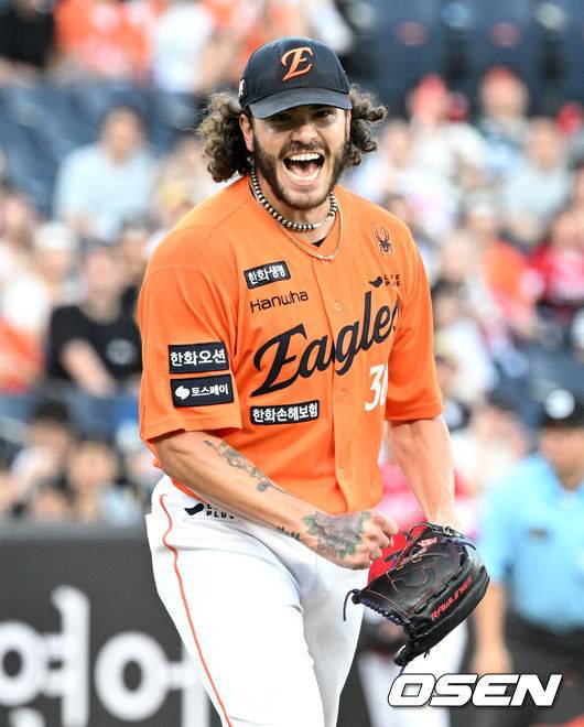 [OSEN=대전, 이대선 기자] 22일 오후 대전 한화생명볼파크에서 2025 신한 SOL Bank KBO리그 한화 이글스와 SSG 랜더스의 경기가 열렸다.한화는 폰세, SSG은 최민준을 선발로 내세웠다.1회초 2사 1루에서 한화 선발투수 폰세가 SSG 에레디아를 처리하고 환호하고 있다. 2025.08.22 /sunday@osen.co.kr