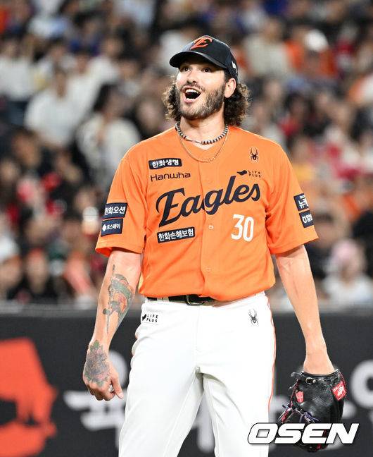 [OSEN=대전, 이대선 기자] 22일 오후 대전 한화생명볼파크에서 2025 신한 SOL Bank KBO리그 한화 이글스와 SSG 랜더스의 경기가 열렸다.한화는 폰세, SSG은 최민준을 선발로 내세웠다.6회초 무사에서 한화 폰세가 SSG 박성한 볼넷 판정 때 아쉬워하고 있다. 2025.08.22 /sunday@osen.co.kr