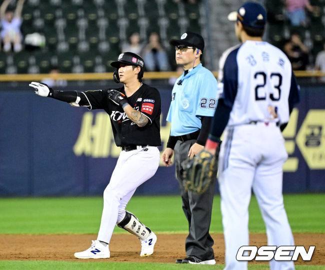 [OSEN=잠실, 최규한 기자] 22일 서울 잠실야구장에서 ‘2025 신한 SOL Bank KBO리그’ 두산 베어스와 KT 위즈의 경기가 열렸다.홈팀 두산은 최민석, 방문팀 KT는 헤이수스를 선발로 내세웠다.8회초 1사 만루 상황 KT 김민혁이 역전 우중간 3타점 2루타를 날리고 2루에 안착해 기뻐하고 있다. 2025.08.22 / dreamer@osen.co.kr