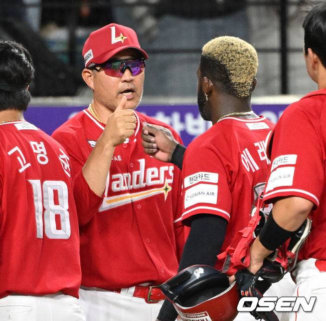 [OSEN=대전, 이대선 기자] 프로야구 한화 이글스가 에이스 코디 폰세가 등판한 경기에서도&nbsp;충격적인 6연패 수렁에 빠졌다.&nbsp;한화는 22일 대전 한화생명볼파크에서 열린 ‘2025 신한은행 SOL Bank KBO리그’ SSG 랜더스와의 경기에서 연잘 혈투 끝에 1-0 패배를 당했다.경기 종료후 SSG 이숭용 감독이 에레디아와 승리의 기쁨을 나누고 있다.  2025.08.22 /sunday@osen.co.kr